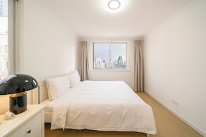 Superior appartement, balkon, uitzicht op stad | Een strijkplank/strijkijzer, gratis wifi