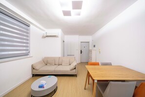 スーペリア アパートメント バルコニー シティビュー | リビングルーム | 55 インチのスマートテレビ (ケーブル放送視聴可)