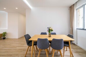 Superior appartement, 4 slaapkamers, keuken, uitzicht op de stad | Woonkamer | Smart-tv