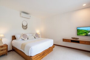 Iron/ironing board, WiFi, bed sheets - Luxurious & private 2-bedroom villa with pool in the heart of Nusa Dua, Bali (Bali)
