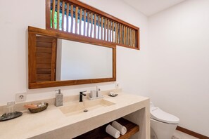 Shower, hair dryer, bidet, towels - Luxurious & private 2-bedroom villa with pool in the heart of Nusa Dua, Bali (Bali)