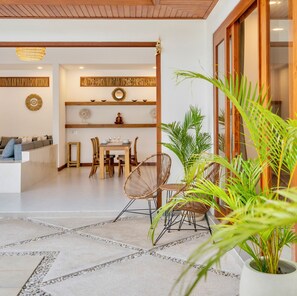 Un interior moderno con comedor, muebles de madera y elementos decorativos.