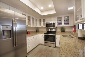 Mikrobølgeovn, ovn, kokeplater og oppvaskmaskin