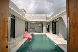 Una piscina al aire libre