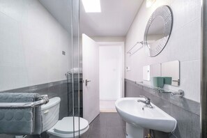 Departamento superior, 3 habitaciones, balcón, vista a la ciudad | Baño | Pantuflas