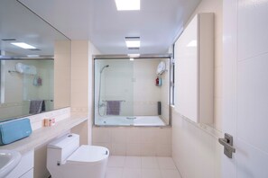 Superior appartement, 3 slaapkamers, balkon, uitzicht op de stad | Badkamer | Pantoffels