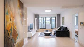 Departamento superior, 3 habitaciones, balcón, vista a la ciudad | Sala de estar