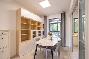 Appartement Supérieur, 3 chambres, balcon, vue ville | Salle de séjour | TV connectée de 55 pouces avec chaînes par câble