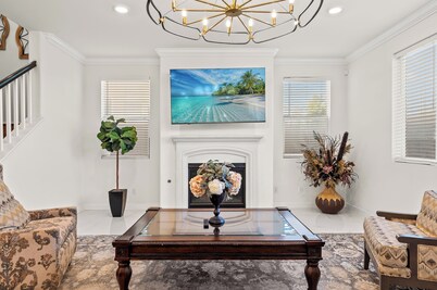 Spacious modern/6BR/8 Beds/3 king beds/Foosball table