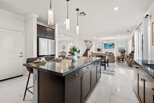 Spacious modern/6BR/8 Beds/3 king beds/Foosball table