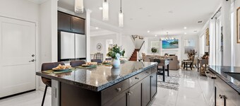 Spacious modern/6BR/8 Beds/3 king beds/Foosball table