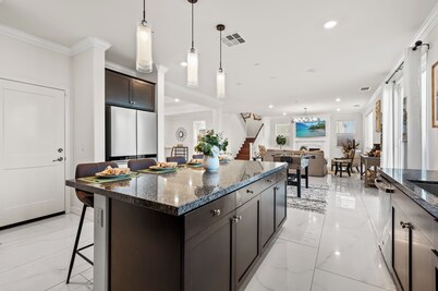 Spacious modern/6BR/8 Beds/3 king beds/Foosball table