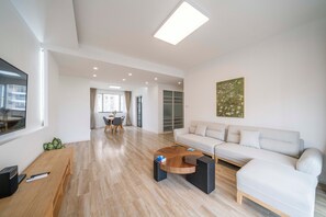 Departamento superior, 4 habitaciones, cocina, vista a la ciudad | Sala de estar
