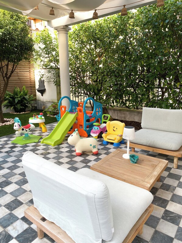 Children’s play area – outdoor
