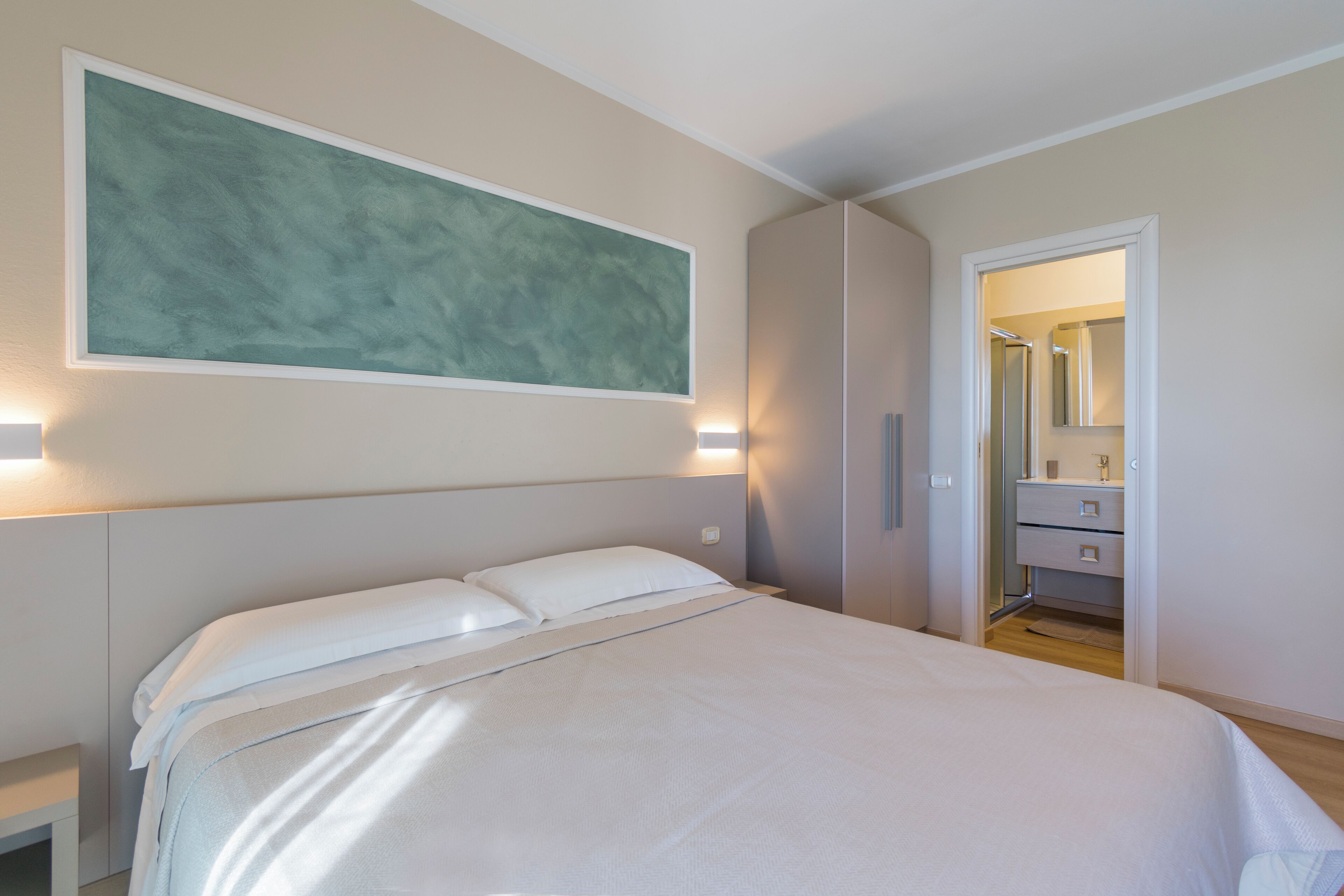 Appartement, balcon, vue mer | Coffres-forts dans les chambres, rideaux occultants