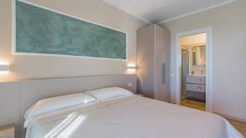 Appartement, balcon, vue mer | Coffres-forts dans les chambres, rideaux occultants