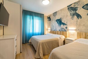 Lägenhet - balkong | Värdeförvaringsskåp på rummet och mörkläggningsgardiner