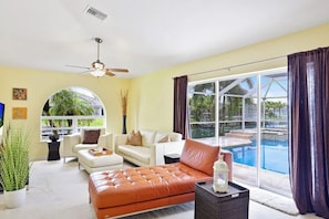 Smart TV - VILLA NO.1 - Canal Front Pool Home | Family Friendly | Private Heated Pool & Spa (Cape Coral)