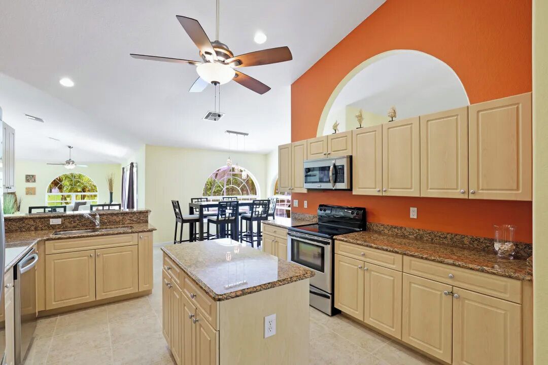 冷蔵庫、電子レンジ、オーブン、コンロ