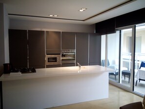 Mikrowelle, Ofen, Herdplatte, Geschirrspüler