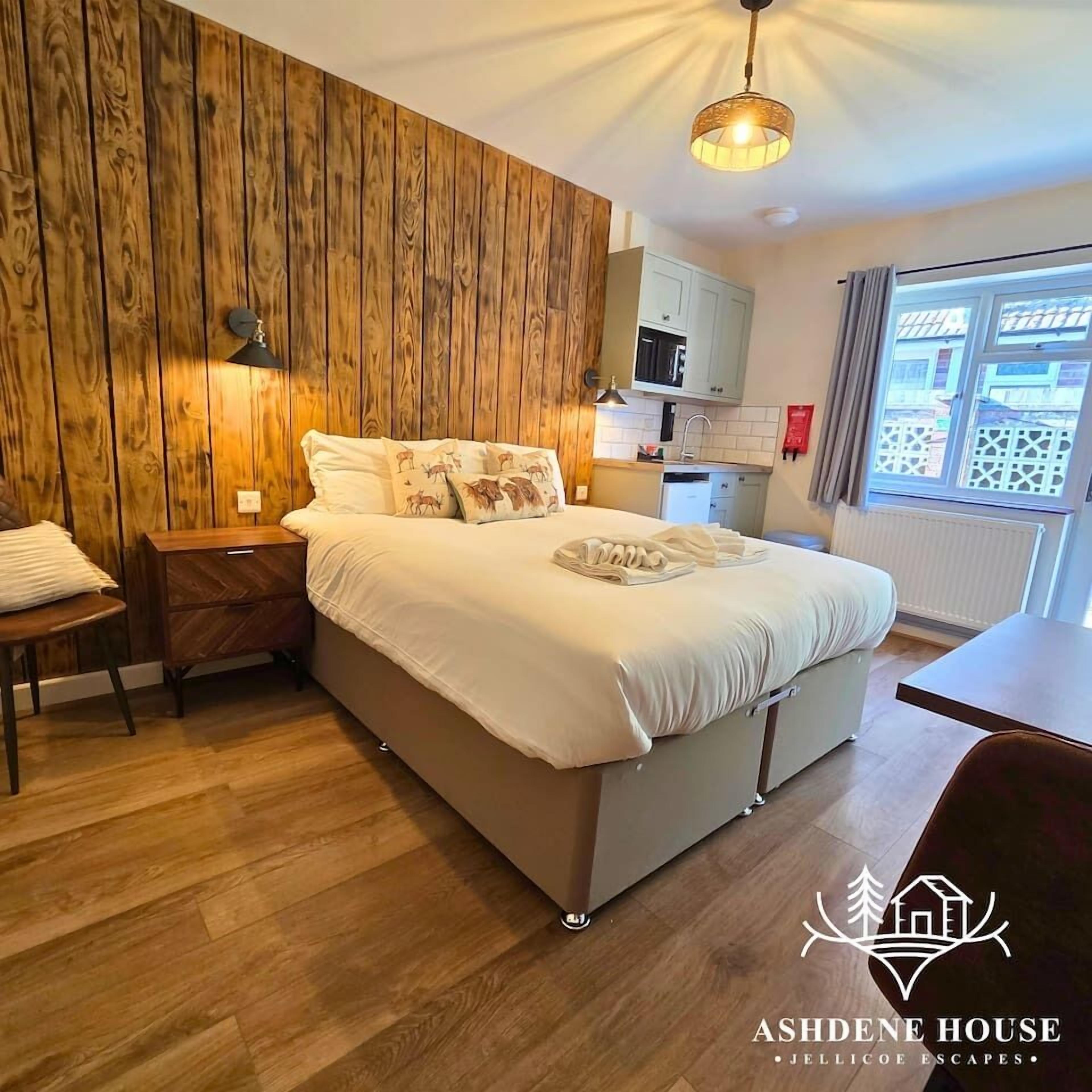 1 bedroom, desk, WiFi, bed sheets