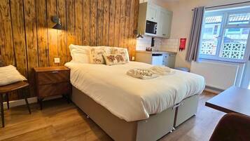 1 bedroom, desk, WiFi, bed sheets