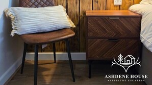 Un mur en bois avec un lit et une table de chevet.