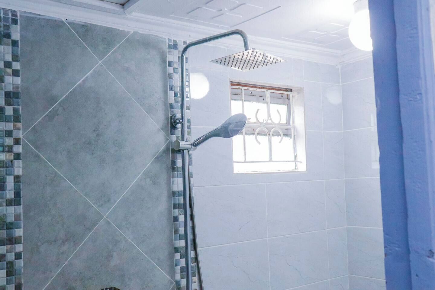 Suihku, pyyhkeet, saippua, vessapaperi