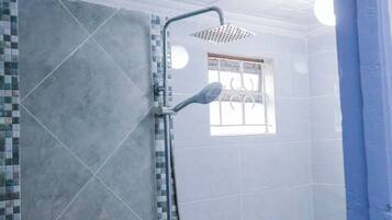 Suihku, pyyhkeet, saippua, vessapaperi