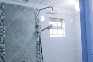 Douche, serviettes fournies, savon, papier toilette