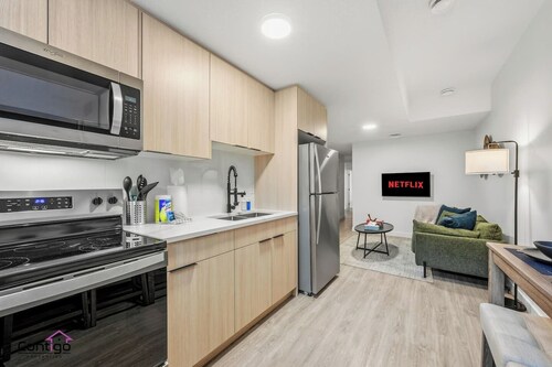 Starlight Suite | Modern 2BR Near DT & University!