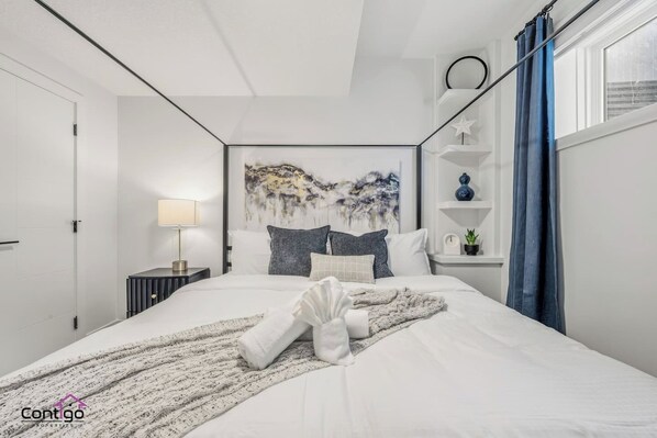 2 عدّة غرف نوم ومكتب ومكواة/لوح كي وسرير سفر