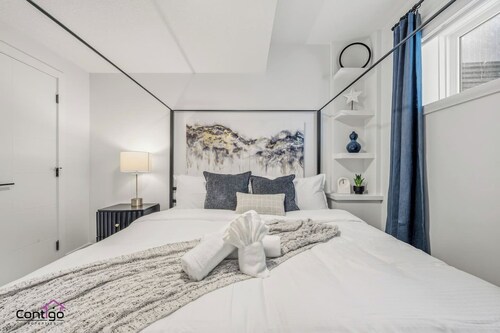 Starlight Suite | Modern 2BR Near DT & University!