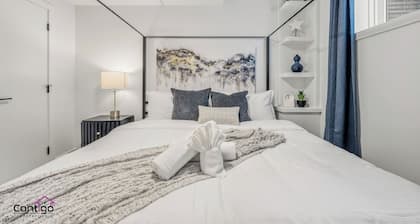 Starlight Suite | Modern 2BR Near DT & University!