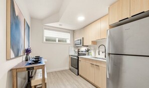 Geladeira, micro-ondas, fogão, cooktop