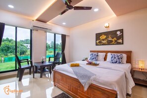 Luxus szoba kétszemélyes vagy két külön ággyal, kilátással a medencére | Kilátás a szobából