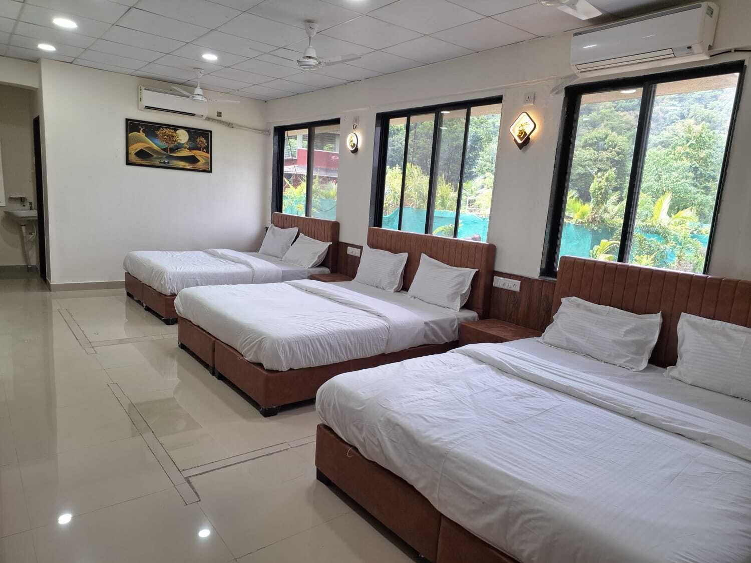 Egyptian cotton sheets, premium bedding, in-room safe, rollaway beds