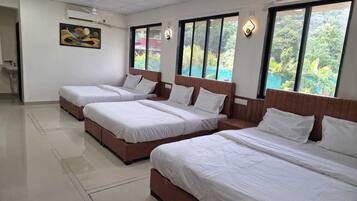 Habitació quàdruple familiar, diversos llits | Llençols de cotó egipci i roba de llit d'alta qualitat