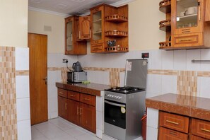 Microwave, oven - Relax in style – family-friendly 4-bedroom in Elgon View, Eldoret (El Doret)