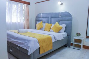 Tabla de planchar con plancha, wifi y ropa de cama 