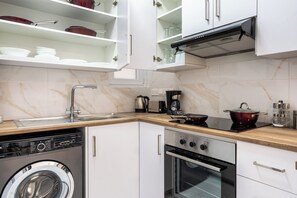 Apartment, 1 Bedroom, Kitchen, City View | Private kitchen | Full-size fridge, microwave, oven, stovetop