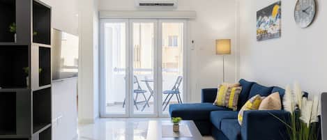 Smart TV de 43 pulgadas con canales digitales, servicios de streaming