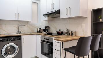 Appartement, 1 chambre, cuisine, vue ville | Cuisine privée | Grand réfrigérateur, micro-ondes, four, plaque de cuisson
