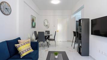 Appartement, 1 chambre, cuisine, vue ville | Salle de séjour | TV connectée de 43 pouces avec chaînes numériques, services de streaming