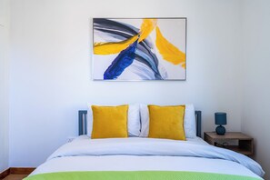 Apartamento, 1 quarto, cozinha, vista para a cidade | Cortinas blackout, ferros/tábuas de passar roupa, Wi-Fi de cortesia