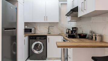 Apartamento, 1 quarto, cozinha, vista para a cidade | Cozinha privada | Geladeira grande, micro-ondas, fogão, cooktop