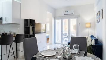 Apartament, 1 dormitori, cuina, vistes a la ciutat | Zona de menjador de l'habitació