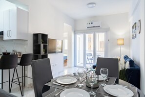 Apartment, 1 Bedroom, Kitchen, City View | In-room dining