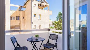 Apartament, 1 dormitori, cuina, vistes a la ciutat | Balcó