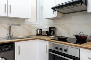 Full-size fridge, microwave, oven, stovetop